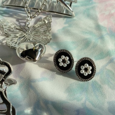 pearl flower oval button earring